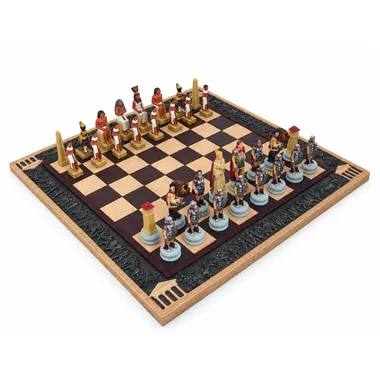 Juego de ajedrez de resina Romano vs Egipcio sobre tablero ornamentado