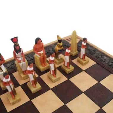 Piezas egipcias del juego de ajedrez, detalle con obelisco y reina