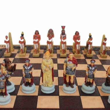 Alternative view of Juego de Ajedrez en Resina Romano vs Egipcio y Tablero Decorado en Resina