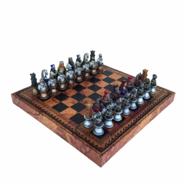 Conjunto Busto Medieval IV Tablero de Ajedrez con Almacenamiento en Similcuero & Juego de Ajedrez en Resina Pintado a Mano