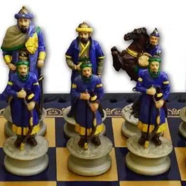 Piezas sarracenas azules del juego de ajedrez Cruzada con caballero a caballo