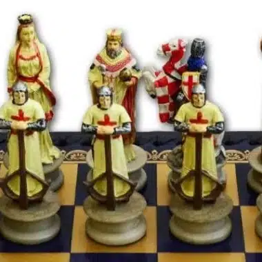 Detalle de las figuras reales del juego de ajedrez Cruzada, rey, dama y caballeros