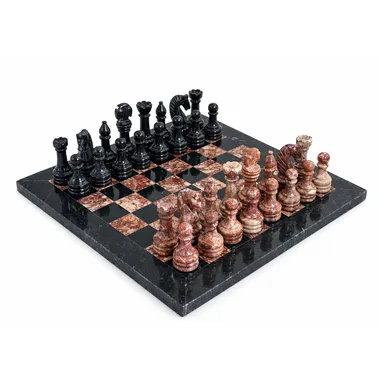 Juego de ajedrez de mármol rosa y negro, vista general sobre el tablero