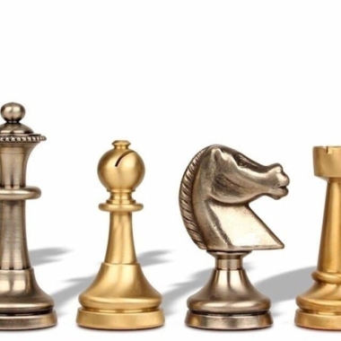 Alternative view of Piezas de Ajedrez Artísticas en Latón y Tablero de Ajedrez de Madera de Brezo Lacado