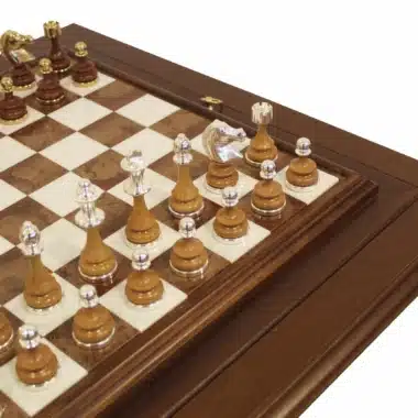 Detalle de las piezas doradas y plateadas sobre el tablero de marquetería