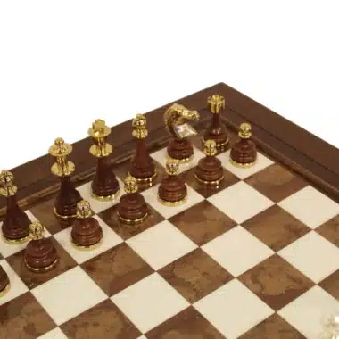 Piezas Staunton chapadas en oro dispuestas sobre el tablero de madera