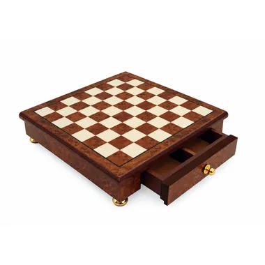 Tablero de ajedrez de madera con pie y cajón de almacenamiento abierto, vista en ángulo