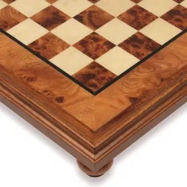 Tablero de ajedrez con pie en madera de olmo y brezo, detalle de la esquina y el pie torneado