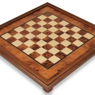 Tablero de ajedrez con pie en madera de olmo y brezo, vista diagonal completa