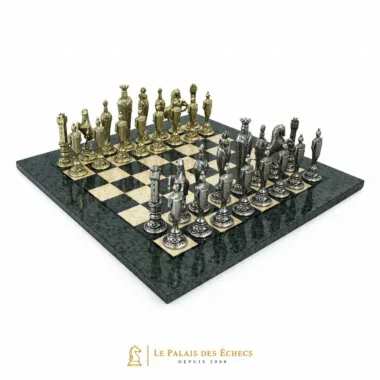 Juego de ajedrez completo con figuras medievales italianas sobre tablero de madera gris