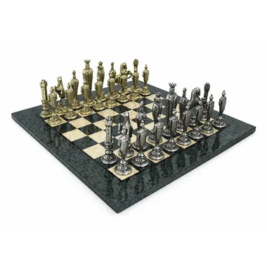 Juego de ajedrez completo con figuras medievales italianas sobre tablero de madera gris