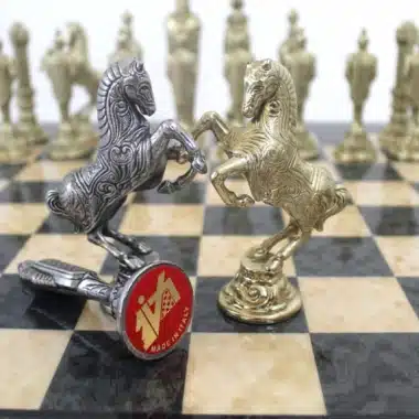 Alternative view of Grandes Figuras Medievales Italianas y Tablero de Ajedrez de Madera de Brezo y Arce Gris