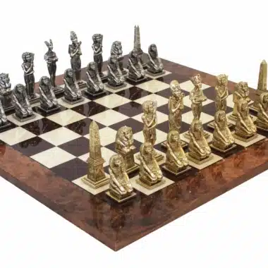 Figuras de Egipto en metal y tablero de ajedrez de madera de brezo y nogal lacado
