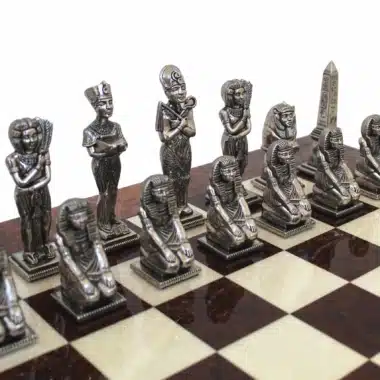 Alternative view of Figuras de Egipto en metal y tablero de ajedrez de madera de brezo y nogal lacado