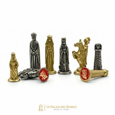 Detalle de las piezas medievales en metal dorado y plateado con bases decoradas