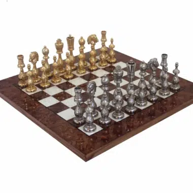 Piezas de ajedrez de metal chapado en oro y plata y tablero de ajedrez de madera de olmo y brezo lacado