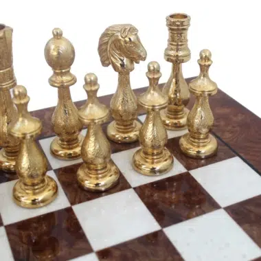 Alternative view of Piezas de ajedrez de metal chapado en oro y plata y tablero de ajedrez de madera de olmo y brezo lacado