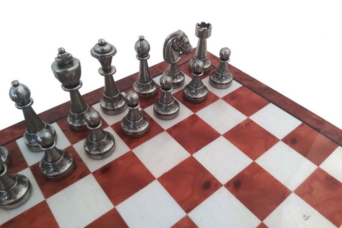 Piezas de Ajedrez Staunton y Tablero de Ajedrez con Pie y Cajón de Almacenamiento de Madera - Imagen 2