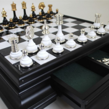 Alternative view of Juego de Ajedrez en Latón Macizo y Madera Chapada en Oro y Plata & Tablero de Ajedrez Negro Sobre Pie en Madera y Mármol de Carrara