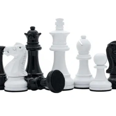 Alternative view of Juego de Ajedrez Negro y Blanco de Madera y Tablero de Ajedrez Negro sobre Pie con Cajón