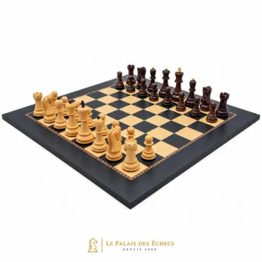 Juego de ajedrez y tablero 'Le Jeu de la Dame' visto en diagonal, piezas en posición inicial