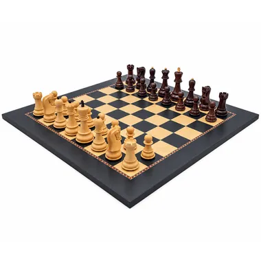 Juego de ajedrez y tablero 'Le Jeu de la Dame' visto en diagonal, piezas en posición inicial