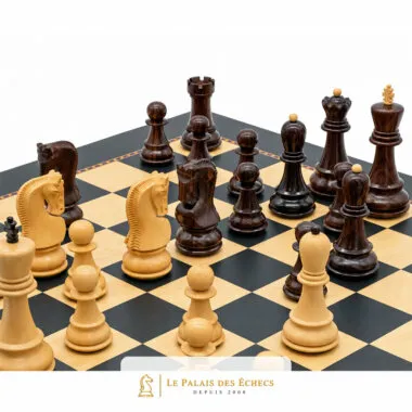 Piezas de ajedrez 'Le Jeu de la Dame' en primer plano, caballos y dama bien visibles