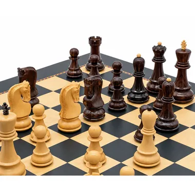 Piezas de ajedrez 'Le Jeu de la Dame' en primer plano, caballos y dama bien visibles
