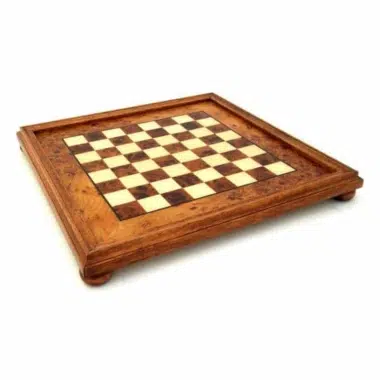 Tablero de ajedrez de madera de olmo y brezo con pie, vista en ángulo general