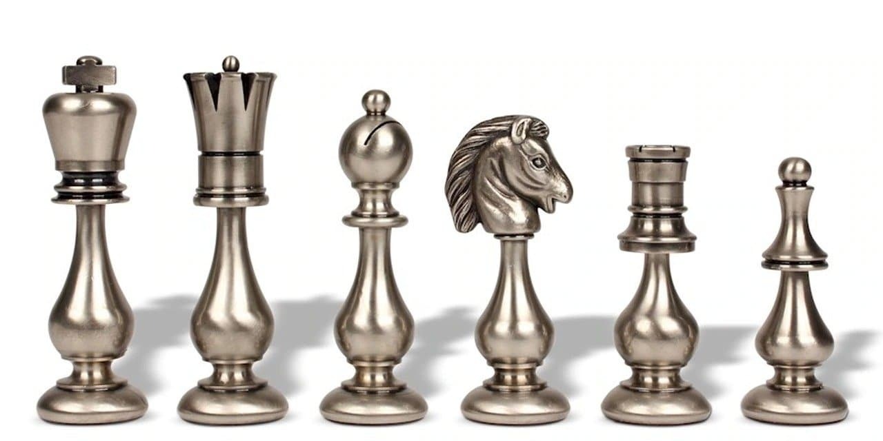 Gran Juego de Ajedrez de Diseño - Piezas de Ajedrez en Latón y Tablero de Ajedrez en Madera de Brezo y Arce Gris Lacado - Imagen 4