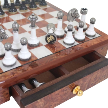 Alternative view of Piezas de Ajedrez Staunton Negro y Blanco y Tablero de Ajedrez con Pie y Cajón de Almacenamiento de Madera