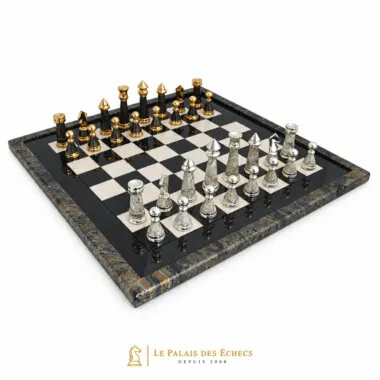 Juego de ajedrez completo Staunton Moderno XL con piezas doradas y plateadas sobre tablero de arce