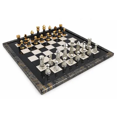 Juego de ajedrez completo Staunton Moderno XL con piezas doradas y plateadas sobre tablero de arce