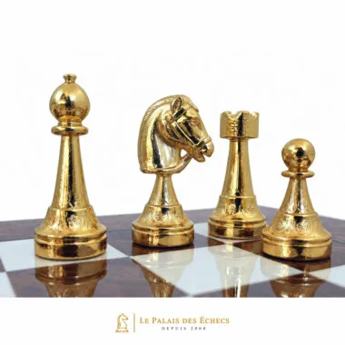 Detalle de piezas doradas: alfil, caballo, torre y peón sobre el tablero