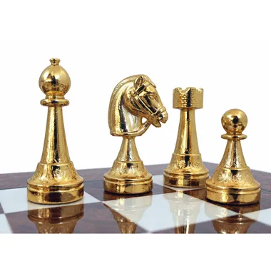 Detalle de piezas doradas: alfil, caballo, torre y peón sobre el tablero