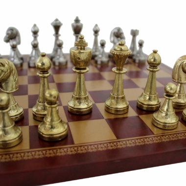 Alternative view of Juego de Ajedrez Staunton en Metal & Tablero de Ajedrez en Piel Sintética Roja / Dorada