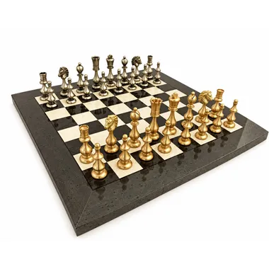 Juego de ajedrez completo en latón dorado y plateado sobre tablero gris