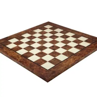 Tablero de ajedrez de madera de olmo y brezo visto de frente, casillas blancas y marrones