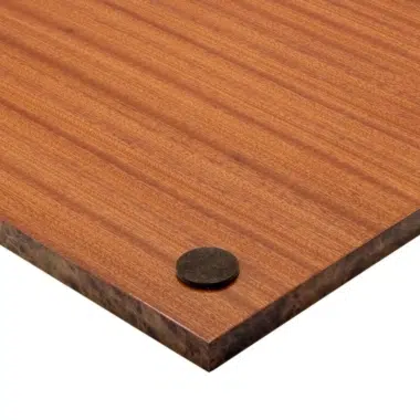 Esquina trasera del tablero de ajedrez, reverso de madera con fieltro visible