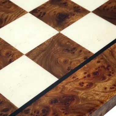 Tablero de ajedrez de olmo y brezo, primer plano de las vetas de las casillas