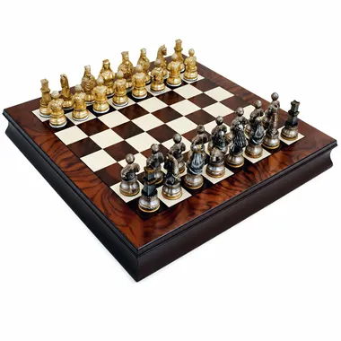 Juego de Ajedrez Medieval y Tablero de Ajedrez en Nogal y Arce con Compartimento de Almacenamiento