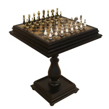 Mesa de ajedrez de madera sobre pie central con piezas de metal negro y blanco