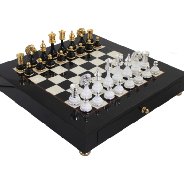Tablero de Ajedrez en Madera Negra y Blanca y Piezas de Ajedrez en Latón y Madera Negra y Blanca