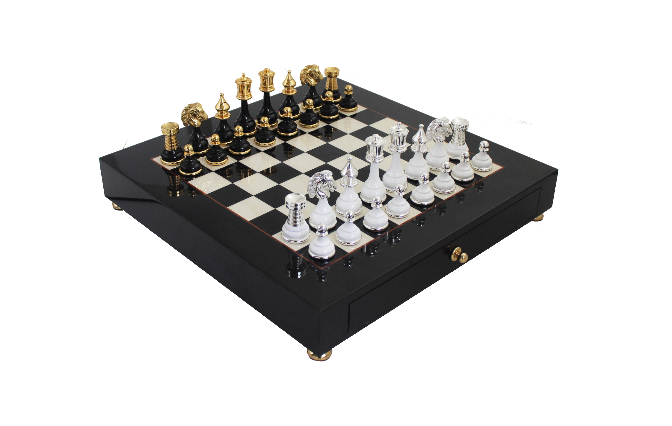 Tablero de Ajedrez en Madera Negra y Blanca y Piezas de Ajedrez en Latón y Madera Negra y Blanca