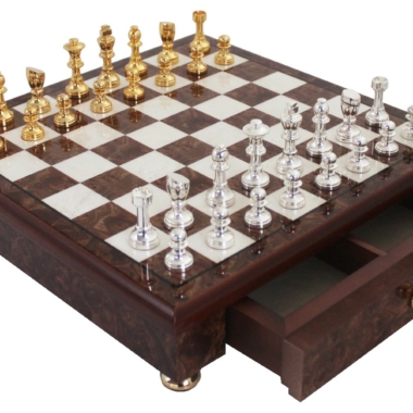 Piezas de Ajedrez Staunton en Latón Baño de Oro y Plata y Tablero de Ajedrez con Pie y Cajón de Almacenamiento de Madera