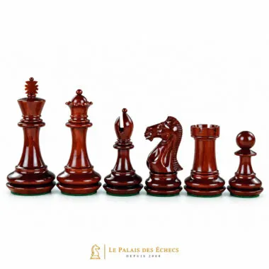 Piezas rojas de madera de padouk, detalle de dama, alfil, caballo y torre