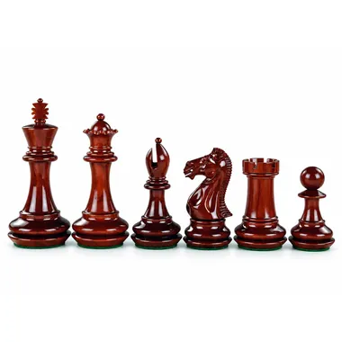 Piezas rojas de madera de padouk, detalle de dama, alfil, caballo y torre