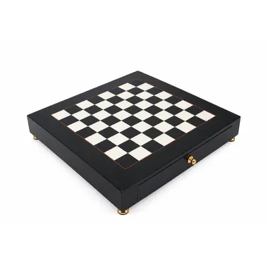Tablero de ajedrez en madera negra y blanca, vista general sobre patas doradas