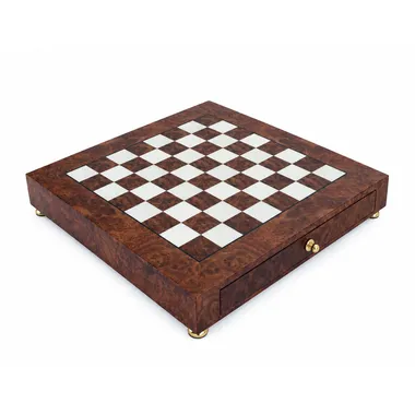 Tablero de ajedrez con pie de madera y cajón cerrado, vista general frontal