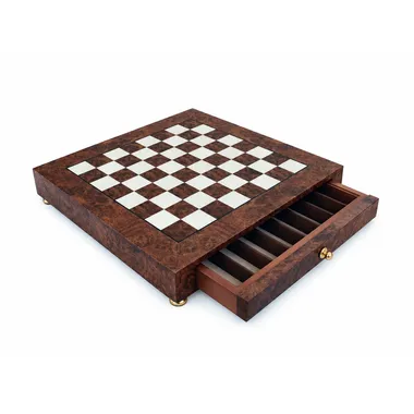 Tablero de ajedrez con pie de madera y cajón de almacenamiento abierto, vista en ángulo